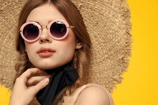Mulher com tranças óculos de sol palha chapéu retrato closeup diversão emoção — Fotografia de Stock