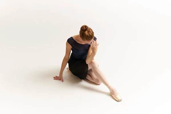 Balerina Tutu Wykonuje Ćwiczenia Taneczne Wysokiej Jakości Zdjęcie — Zdjęcie stockowe