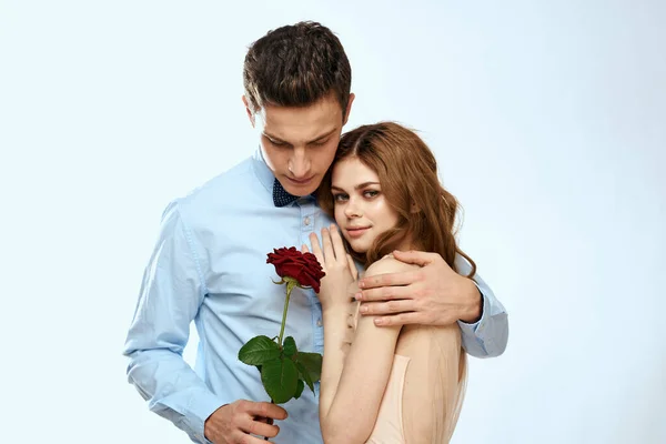 Házas pár férfi és nő romantika piros rózsa elszigetelt háttér nyaralás virágok — Stock Fotó