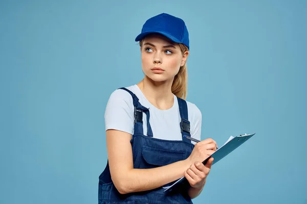 Женщина в рабочей форме документы оказания услуг карьерного офиса синий фон — стоковое фото