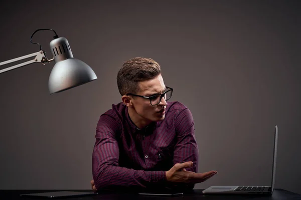 Gerente do sexo masculino está sentado à mesa e falando no telefone aberto laptop trabalhando sala de escritório — Fotografia de Stock