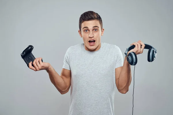 Mann mit Kopfhörer und Steuerknüppel in den Händen Technologie Unterhaltung Videospiele Lifestyle Sucht Licht Hintergrund — Stockfoto