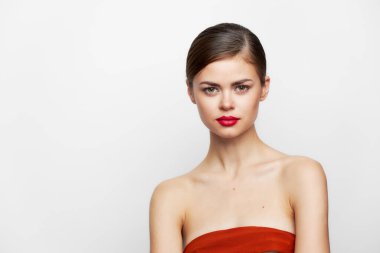 Çıplak omuzlu esmer. Kopya uzay seksi görünüyor. 