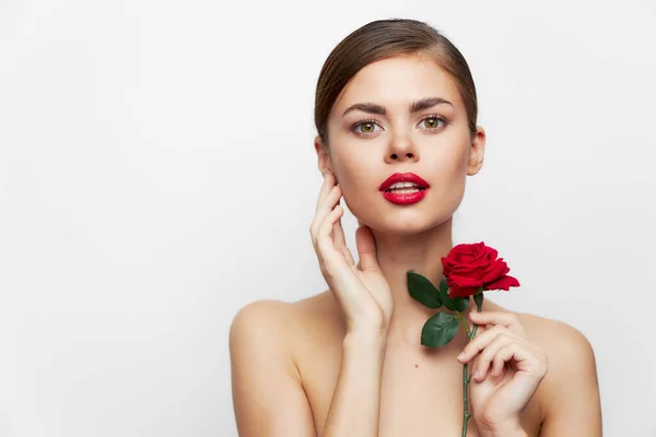 Donna con fiore labbra rosse spalle nude viso carino — Foto Stock