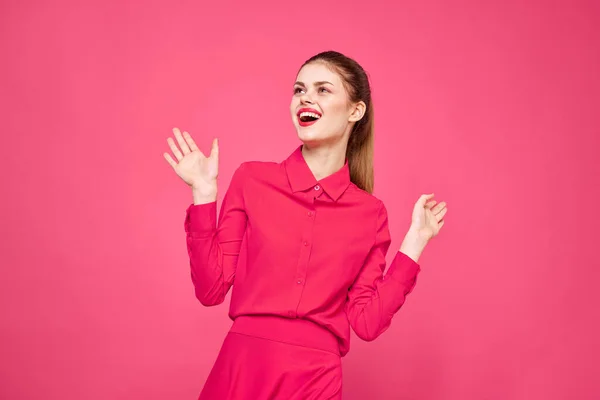 Mulher em um fundo rosa em roupas da moda e maquiagem brilhante penteado modelo Copiar Espaço — Fotografia de Stock