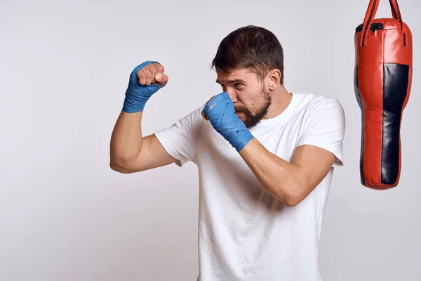 Deportes coche saco de boxeo vendajes en las manos del ejercicio — Foto de Stock