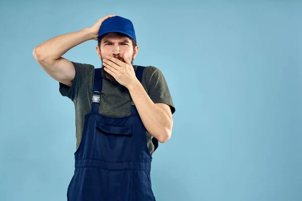 Mann in Arbeitsuniform bei der Arbeit im Lebenslieferdienst — Stockfoto