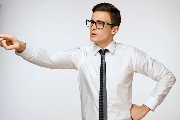 Geschäftsmann im weißen Hemd mit Krawatte und Brille Selbstbewusstseinsmanager — Stockfoto