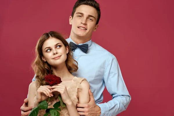 Casado casal homem e mulher romance vermelho rosa isolado fundo férias flores — Fotografia de Stock