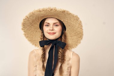 Siyah kurdele görünümlü hasır şapkalı romantik bir kızın portresi.