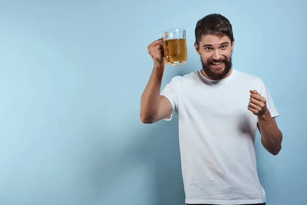 Bêbado homem cerveja caneca diversão branco t-shirt estilo de vida azul fundo — Fotografia de Stock