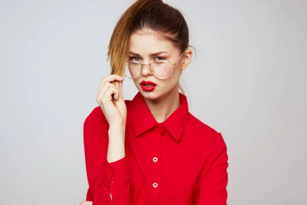 Atractiva mujer con maquillaje brillante y fondo ligero gesto con las manos recortadas ver emoción diversión — Foto de Stock