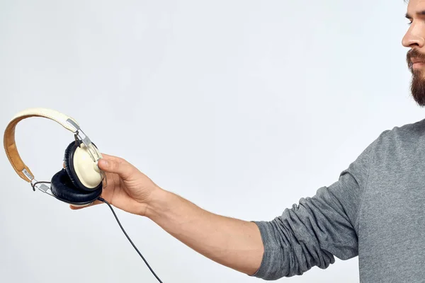 Hombre sosteniendo los auriculares en las manos de un hombre estilo de vida moderna tecnología recortada vista —  Fotos de Stock