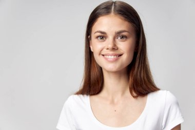 Komik kadın uzun saçlı beyaz tişört cazibesi 