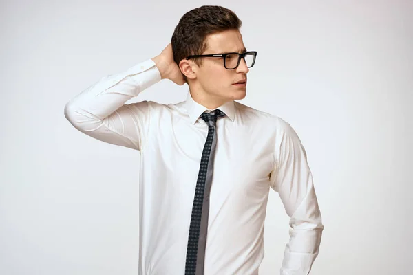 Beyaz gömlekli, kravatlı, gözlüklü, kendine güveni tam bir yönetici. — Stok fotoğraf