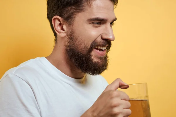 Homme avec une tasse de bière fun alcool style de vie blanc t-shirt jaune fond isolé — Photo