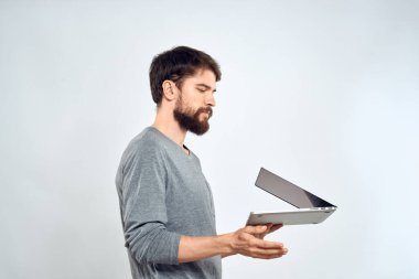 Dizüstü bilgisayarı olan duygusal bir adam. Modern tarz, hafif arka plan.