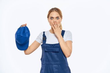 İş üniformalı bir kadın. Mavi şapkalı, kurye teslimat servisi.