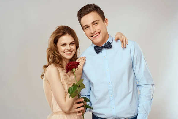 Glada unga par romantik omfamna relation röd ros livsstil ljus bakgrund — Stockfoto