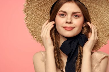 At kuyruklu romantik kız ve hasır şapkalı romantik gülüşlü pembe arka plan kopyalama alanı