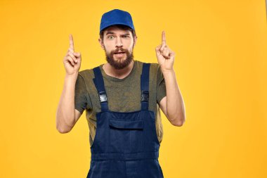 İş üniformalı adam forklift hizmeti sunuyor iş yaşam tarzı sarı arkaplan