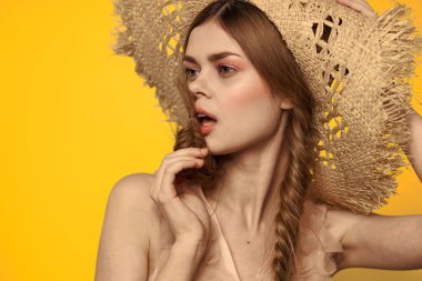 Şapkalı ve elbiseli bir bayan. Kızıl saçlı, sarı arka planlı, model portresi eğlenceli.