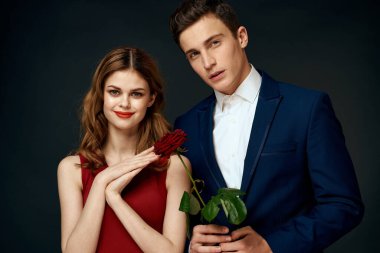 Lüks bir çift olarak romantik bir ilişki, karanlık ve izole bir arkaplanda yükseldi.