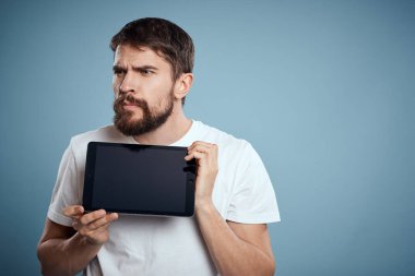 Dokunmatik tabletli bir adam mavi arka planda el işaretleri ile el işaretli görünümü kopyalanmış uzay duyguları modeli