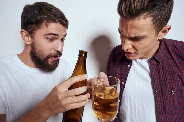 Deux amis boire de la bière loisirs plaisir alcool amitié style de vie lumière arrière-plan — Photo