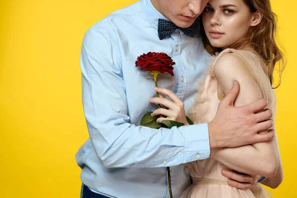 Зачарованные мужчина и женщина с красной розой на желтом фоне обрезанный вид крупным планом романтика — стоковое фото