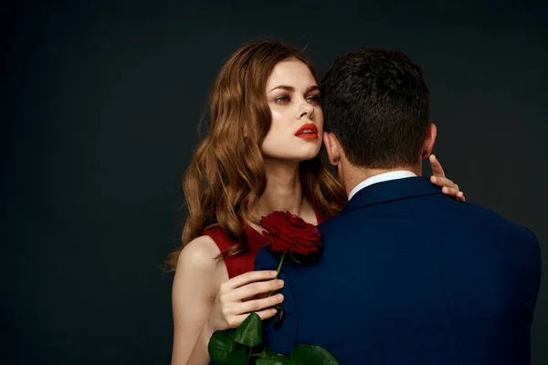 Luxusní pár objetí romantika vztah růže přes tmavé izolované pozadí — Stock fotografie