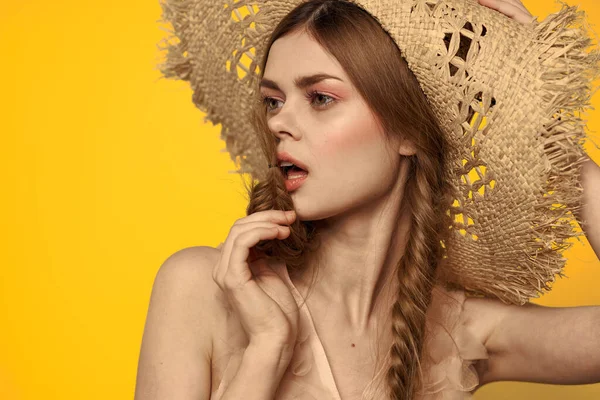 Şapkalı ve elbiseli bir bayan. Kızıl saçlı, sarı arka planlı, model portresi eğlenceli.