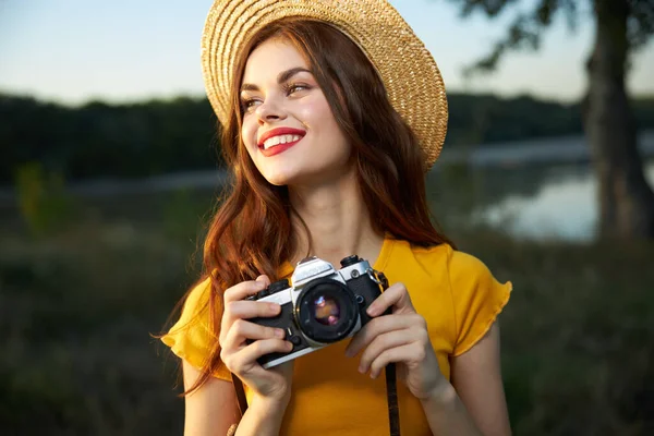 Wanita ceria di alam dengan hobi kamera waktu luang gaya hidup — Stok Foto