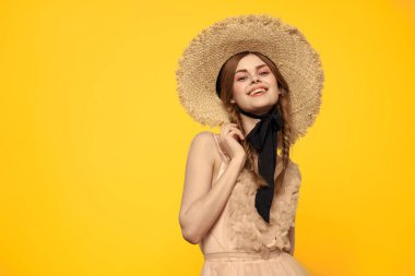 Sarı arka planda kırmızı örgülü kadın portresi.