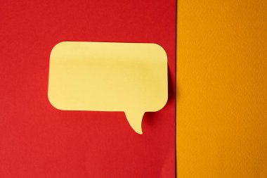 Çift renkli arkaplan üst görünümü üzerinde sarı yapışkan not Boşluğu Kopyala