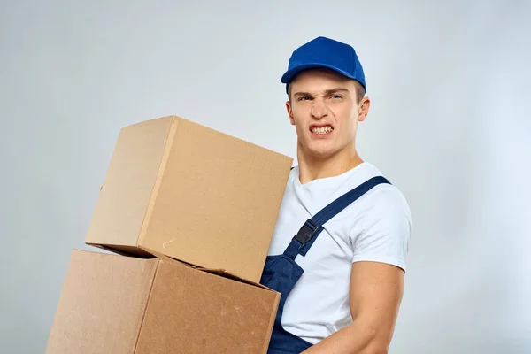 Arbeiter in Uniform mit Kisten in der Hand — Stockfoto