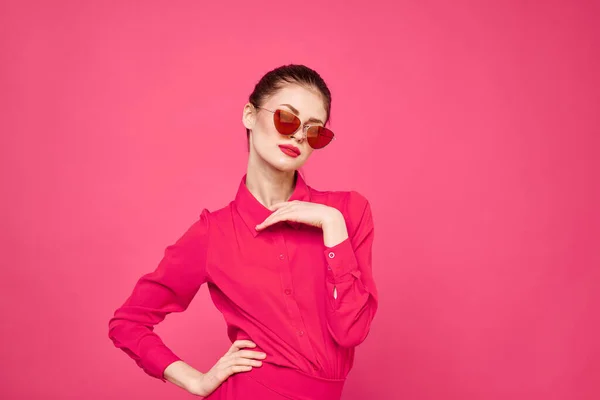 Mujer en camisa rosa y gafas marrones recortadas ver modelo de moda emociones gestos manos retrato — Foto de Stock