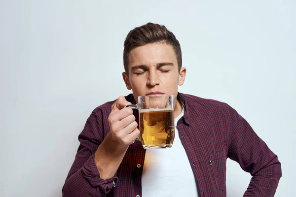 Homme ivre avec une tasse de bière vacances alcool style de vie dans une chemise rouge émotions fond clair — Photo