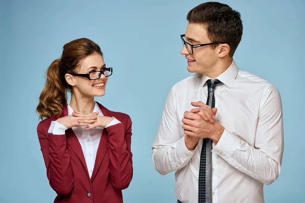 Hombres de negocios y mujeres funcionarios de oficina trabajo de comunicación colegas estudio fondo azul — Foto de Stock