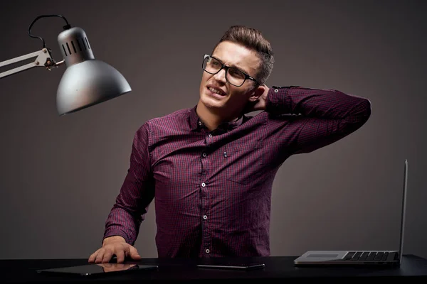 Gerente masculino en el lugar de trabajo de la lámpara de aspecto desconcertado oficina — Foto de Stock