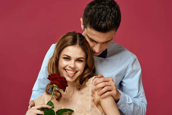 Portrait de couple romantique amoureux de rose rouge sur fond isolé et costume classique robe de soirée — Photo