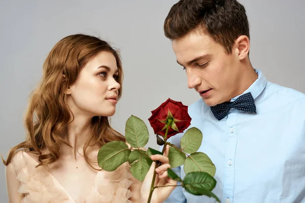 Gyönyörű pár kapcsolat rózsa ajándék romantika ölelés fény háttér — Stock Fotó