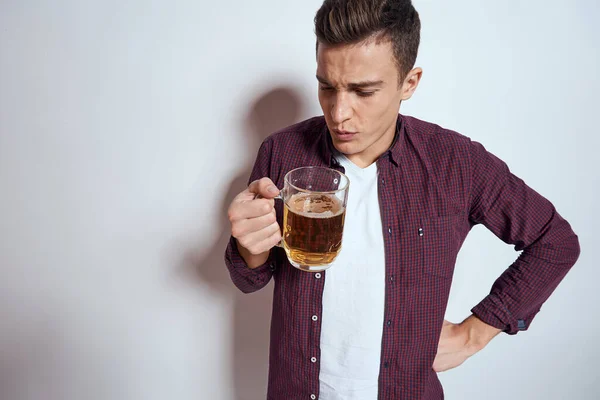 Hombre alegre con taza de cerveza alcohol emociones fondo claro — Foto de Stock
