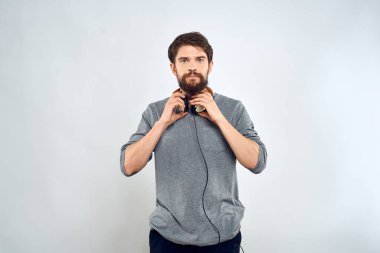 Kulaklıklı bir adam müzik, yaşam tarzı, teknoloji, modern tarz eğlence, hafif arka plan.