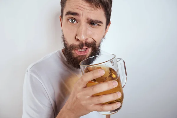 Emotionaler Mann mit einem großen Becher Bier Alkoholisches Getränk gestikuliert mit seinen Händen betrunken Zustand — Stockfoto
