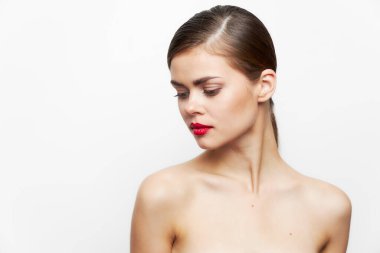 Seksi kadın çıplak omuzlarından aşağıya baktı. 