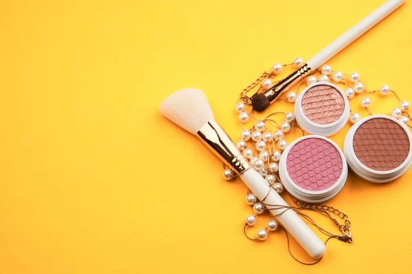 Eyeshadow eye makeup brush on yellow background top view Copy Space — Stock Photo, Image