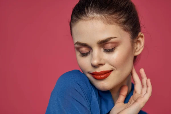 Retrato de mulher emocional em camisa azul com maquiagem brilhante gesto com as mãos Copiar Espaço — Fotografia de Stock