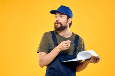 İş formunda çalışan bir adam ulaşım hizmeti sarı arka planda