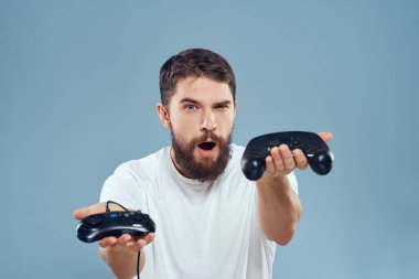 Elinde joysticklerle neşeli bir adam. Hayat tarzı boş mavi bir arka plan.